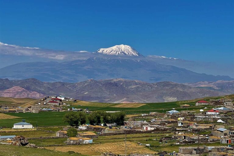 Sicht auf den Ararat von weitem - Beginn der Ararat Besteigung